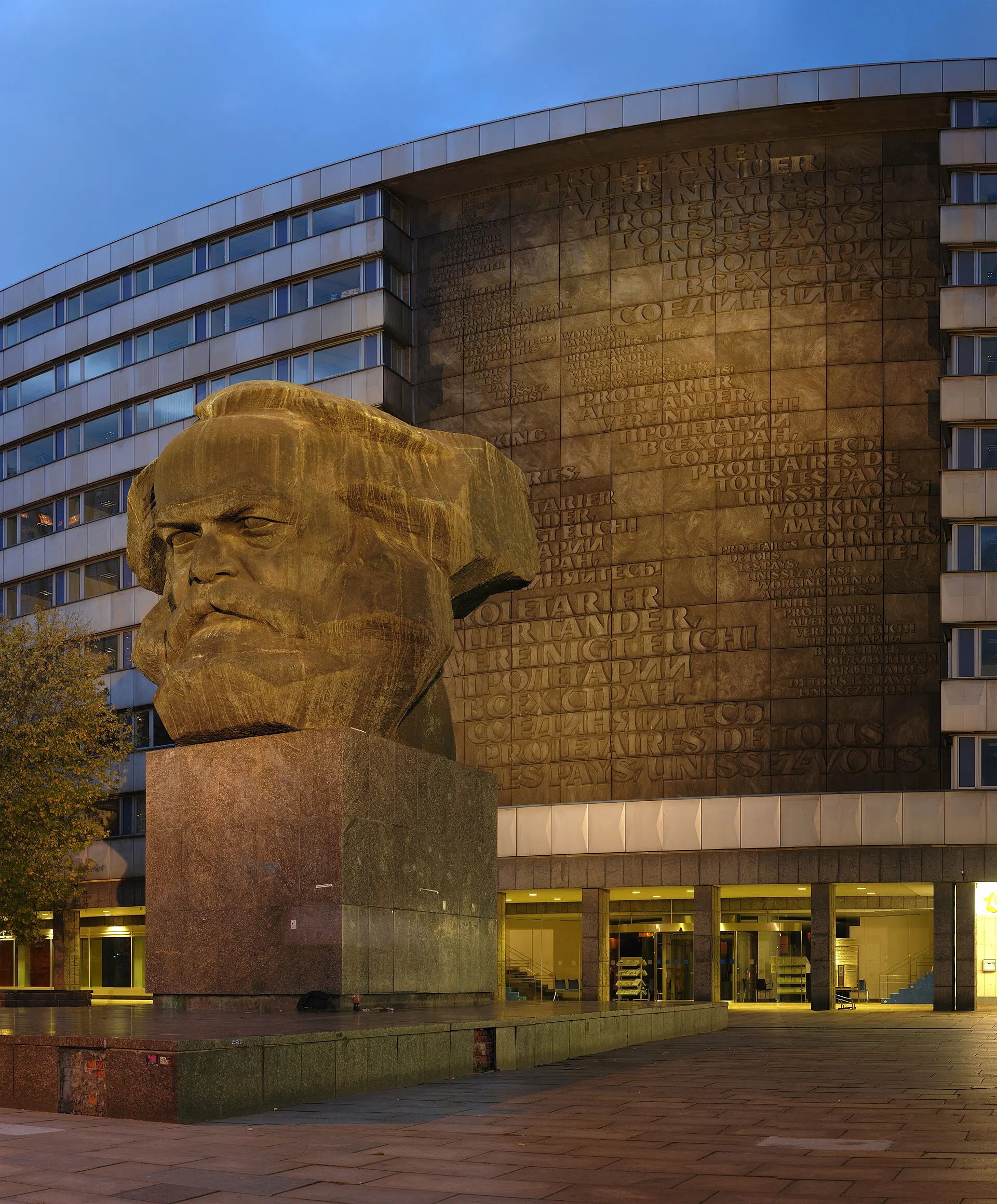 Das Karl-Marx-Monument, der 'Nischel', als Chemnitzer Wahrzeichen