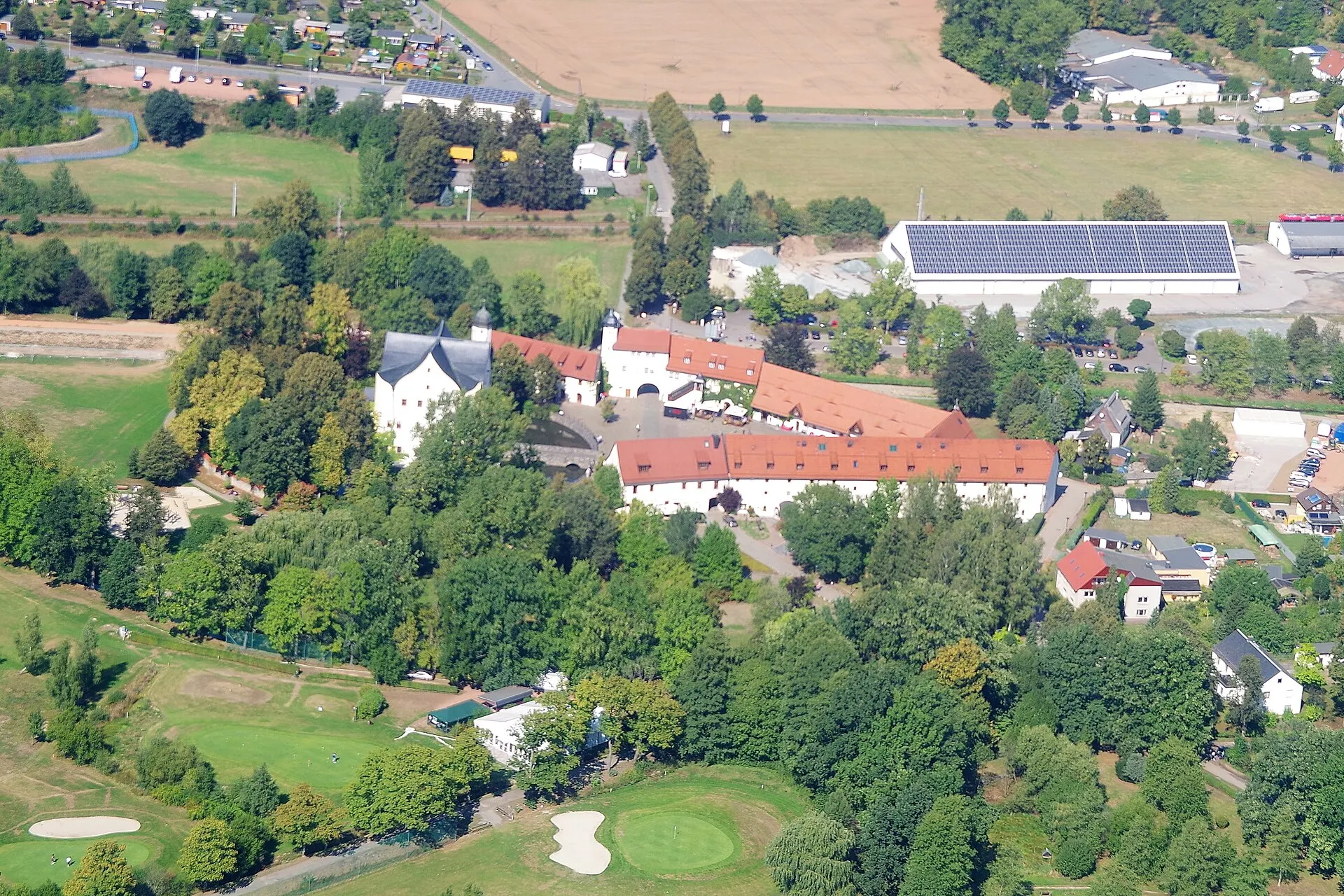Das wassergrabenumgebene Wasserschloss Klaffenbach im Süden von Chemnitz