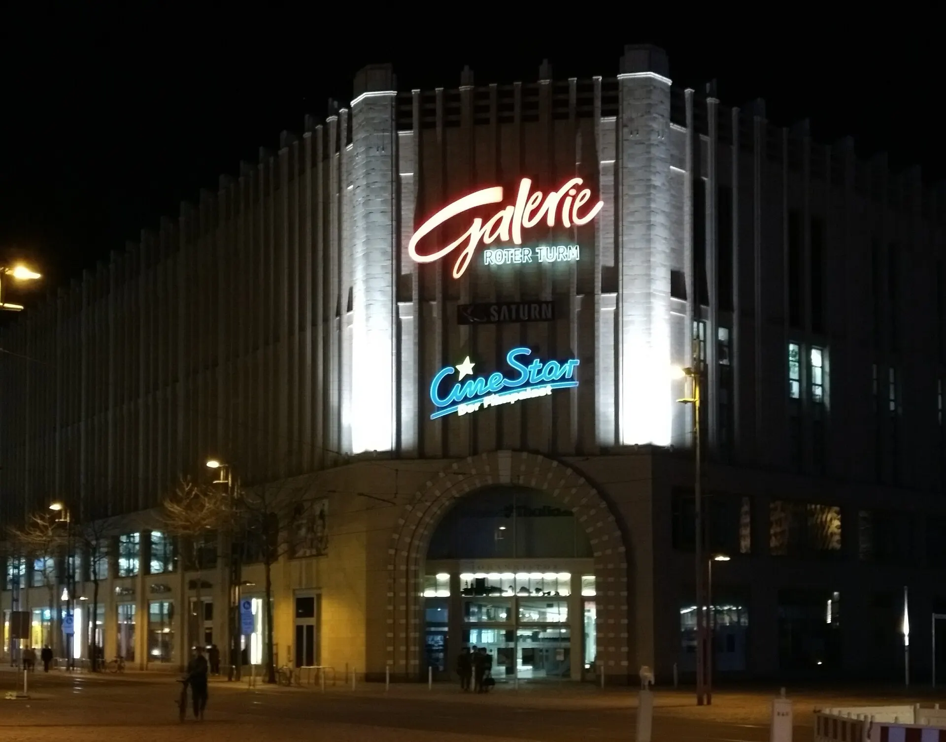 Das Chemnitzer Zentrum mit der Galerie Roter Turm bei Nacht